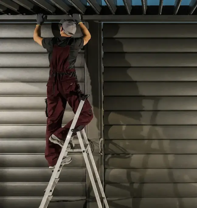 Fabbro professionista installa una serratura di sicurezza a Como