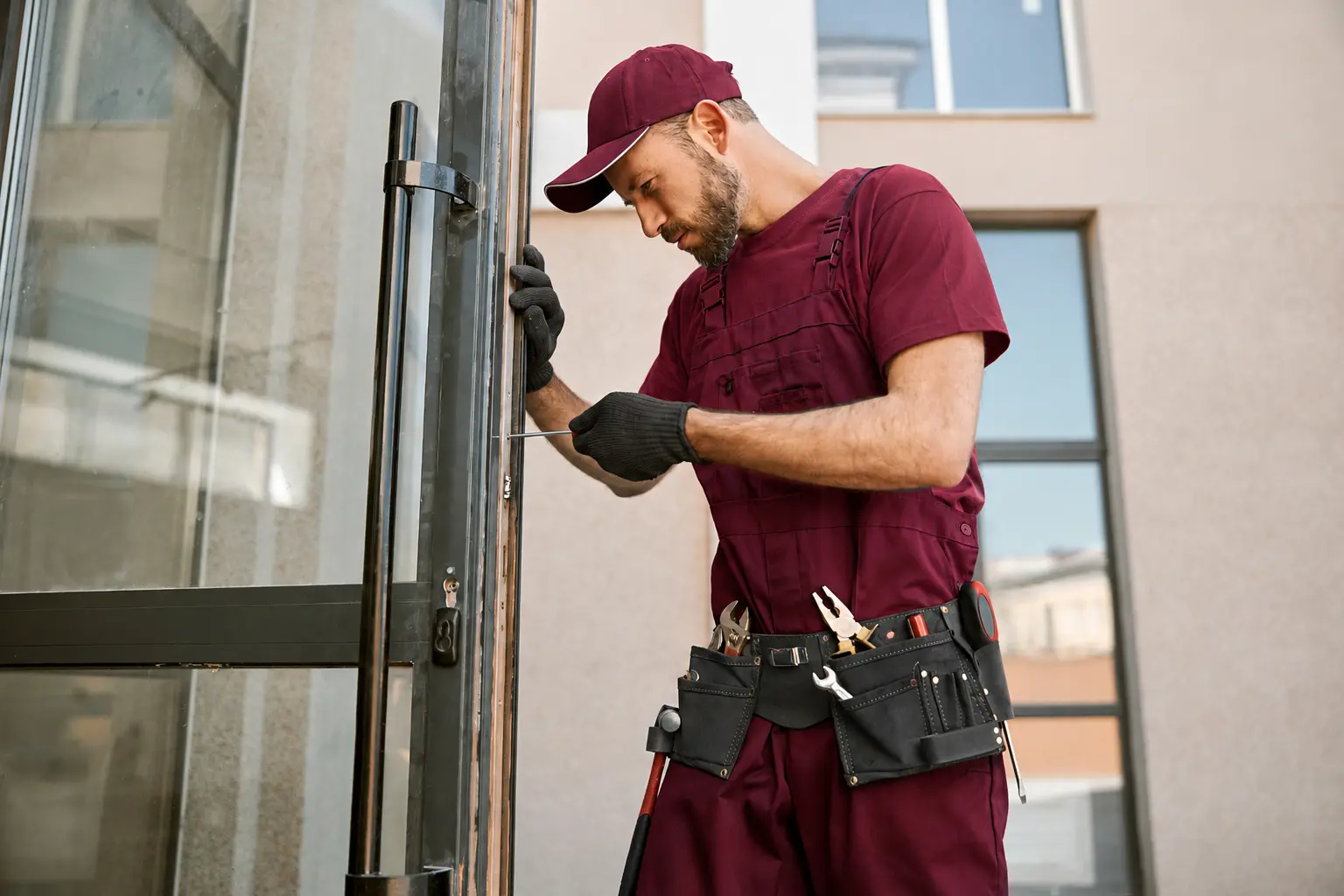 Fabbro professionista installa una serratura di sicurezza a Cermenate